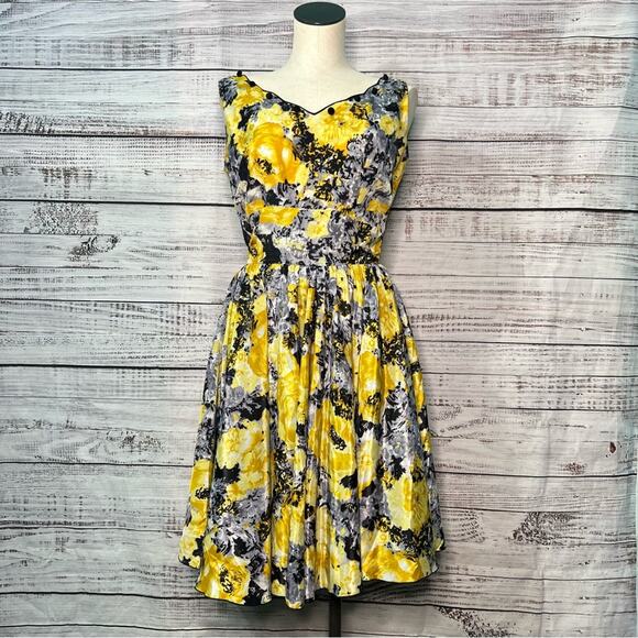 Queen of Hearts Pin Up Retro Floral Dress Medium 50s Floral Swing Dress - Picture 1 of 16